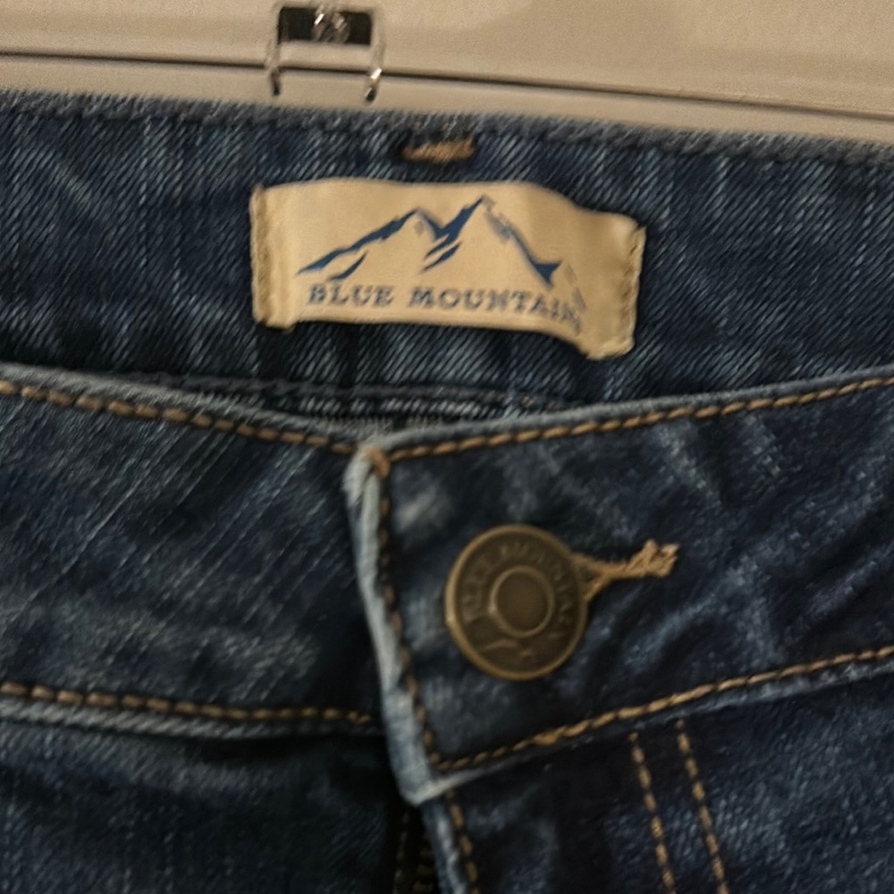 Blue Straight Leg Jeans with Classic Denim Style
